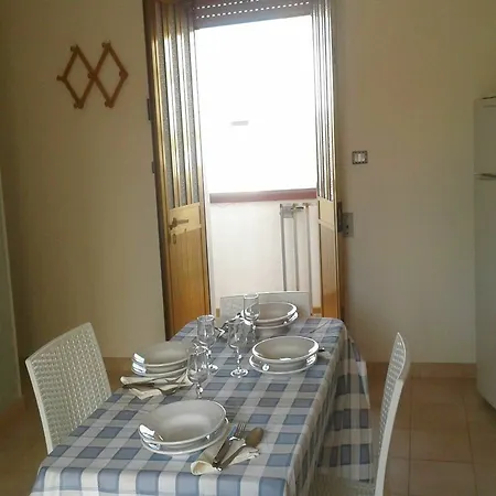 With 2 Bedrooms In Torre Pali, With Enclosed Garden - 800 M Salve